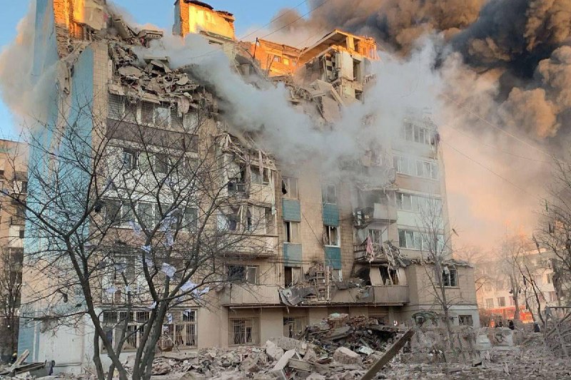 Живий: у Тернополі з-під завалів зруйнованого будинка дістали 20-річного хлопця...