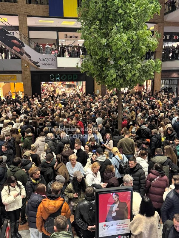 А це сьогодні один з ТЦ Львова — «Чорна п’ятниця» у розгарі...