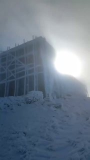 В Карпатах на горі Піп Іван вирує справжня снігова буря — сильний вітер здіймає...