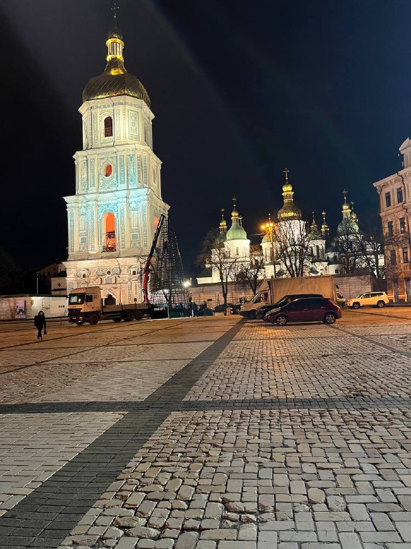 Головну новорічну ялинку вже почали встановлювати на Софійській площі столиці Ві...