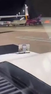 Двоє румунів намагалися наздогнати літак просто на злітно-посадковій смузі: обст...