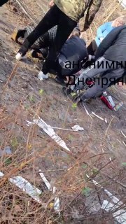 Мати з дитиною лежать у крові посеред двору: русня атакувала місто «Шахедами»,...