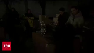 На Софійській площі вже почали прикрашати головну ялинку країниПрацюють вночі, ...