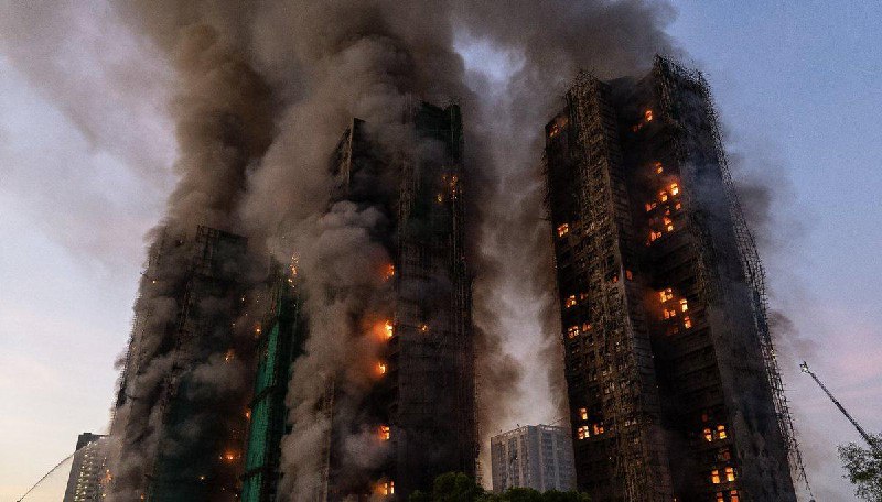 Немов сцена з фільму: масштабна пожежа в Гонконзі охопила житловий комплекс — т...