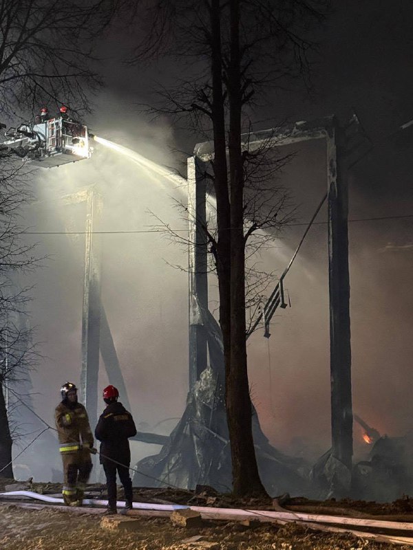 Поблизу Львова рятувальники досі гасять склади. Рух тролейбусів вул. Зелена зупи...
