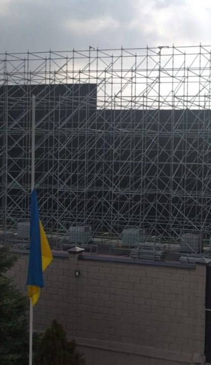 Посольство України у Киргизстані «сховали» за величезним екраном під час візиту ...