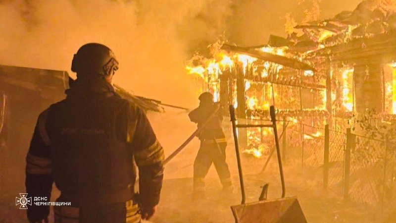 Сильні пожежі стались на прикордонні Чернігівщині через атаку БпЛА. У селі Жадо...