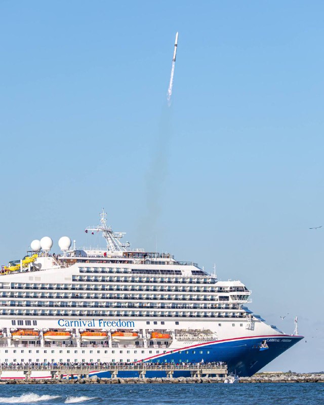 Сотні людей зібралися в одній точці, щоб зняти запуск ракети Blue Origin New Gle...