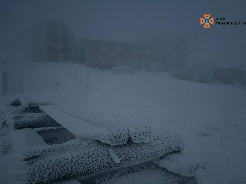 Тим часом у Карпатах вдарив мороз до -12Рятувальники повідомляють, що станом на ...