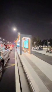 У Китаї з'явилися автобусні зупинки з підігрівом сидінь, бездротовою зарядкою т...