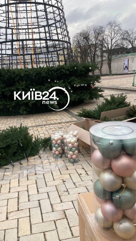 У Києві на Софіївській площі монтують головну ялинку країниДиректор компанії Fol...