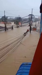 У Таїланді стрімкі повені накрили місто Хатъяй у провінції СонгкхлаРівень води м...