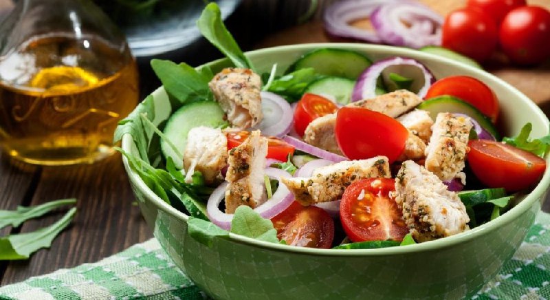 Шість дієтичних салатів із курятиноюДієтологи «Школи правильного харчування OriN...
