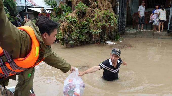 Щонайменше 90 людей загинули та ще 12 вважаються зниклими безвісти після кілько...