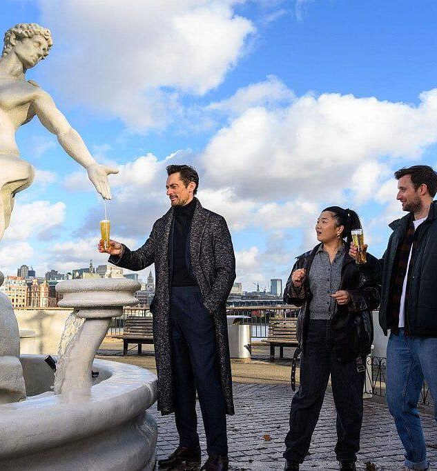 Італійський Бренд Peroni встановив у центрі Лондона пивний фонтанВідвідувачі мо...