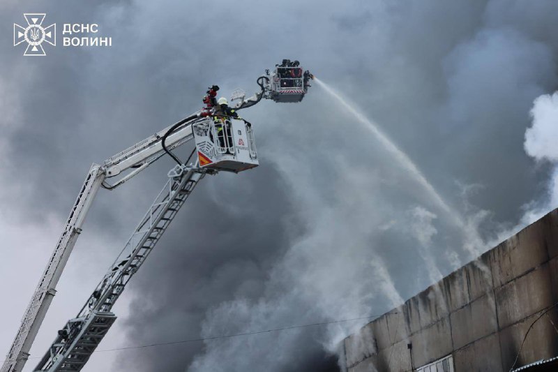 А в Луцьку горять продуктові склади після прильотівПожежу гасять понад півсотні...