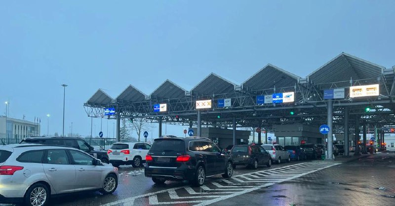 А тим часом… Святкові черги утворились на кордоні: десятки машин стоять на виїз...