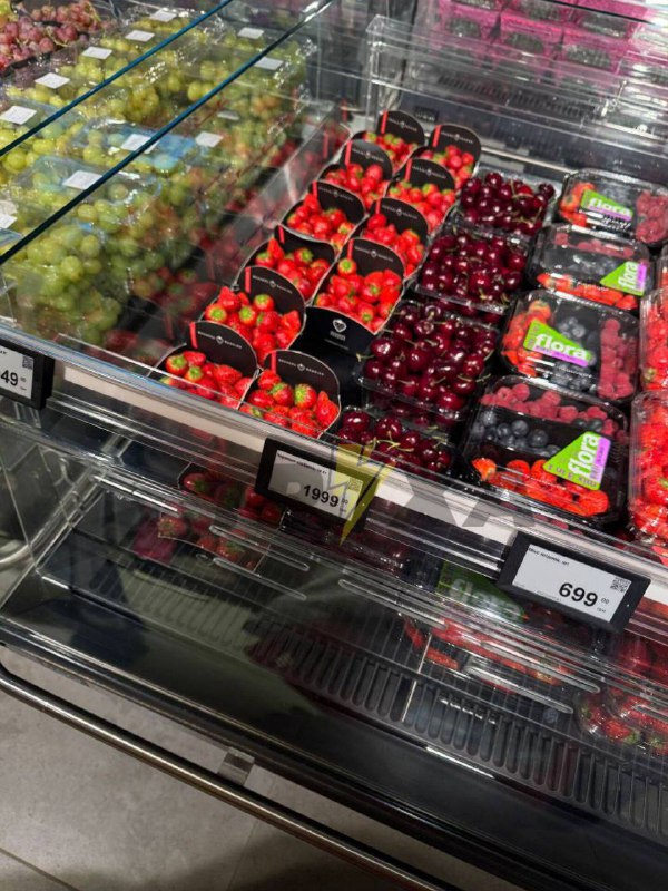 Буковель: Черешня по 2000 грн за кілограм...