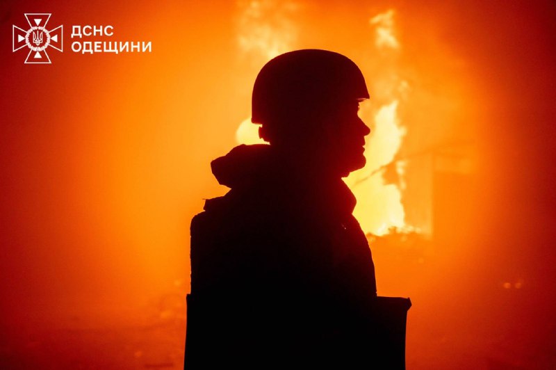 Більше 450 ударних дронів та 30 ракет різних типів застосував ворог, - Зеленськ...