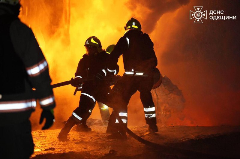 В ДСНС показали кадри ліквідації наслідків нічної ворожої атаки на ОдещинуВійськ...
