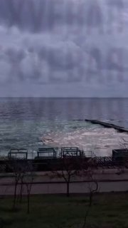 В Одесі екологічна катастрофа: біля одного з пляжів виявили нафтову пляму та зна...