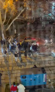 В Одесі люди перекрили дорогу через відключення світла, є бійки. Пишуть, що у де...
