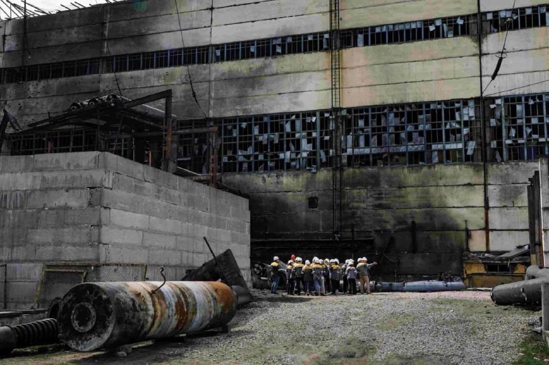 Вдячний всім нашим енергетикам за роботу. Вони фактично відновлюють з попелу зру...