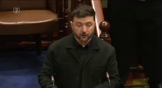 Весь ірландський парламент стоячи аплодував президенту Зеленському після його ви...