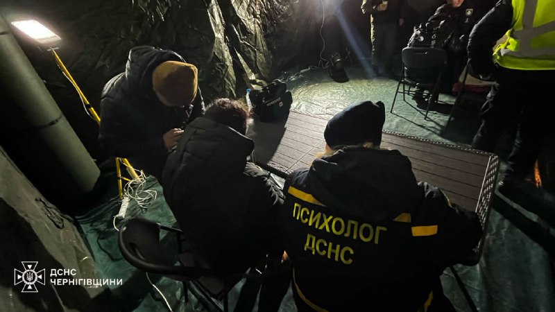 Вночі ворог вкотре атакував мирне населення Чернігова. Окупанти поцілили по житл...