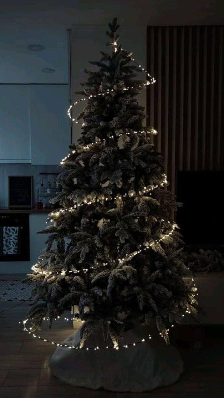 Гаряча гірлянда - новий новорічний трендЯлинку обмотують так, щоб вогники ніби в...