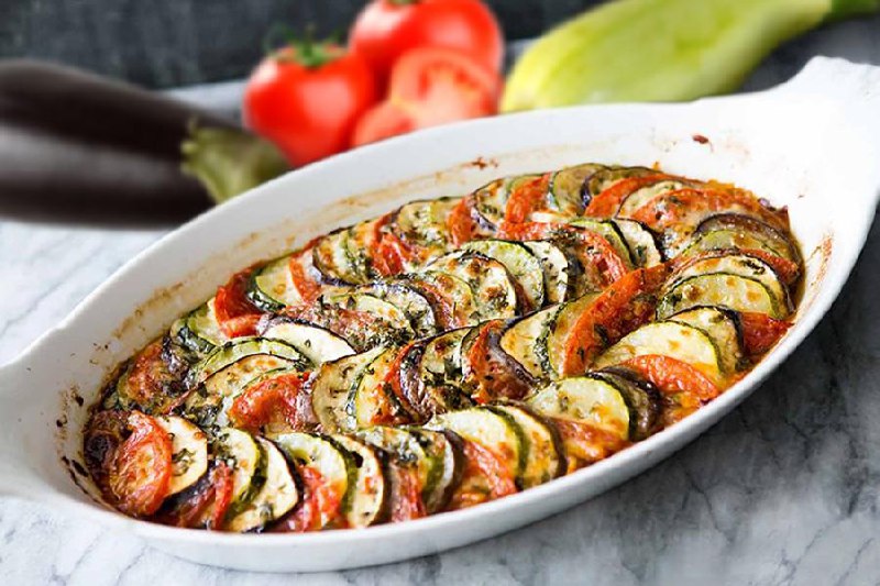 Готуємо Різдвяний овочевий гратенОвочевий гратен — це французька запіканка з ово...