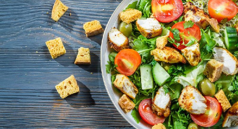 Готуємо салат «Цезар»Для приготування 2 порцій страви вам знадобиться: куряче фі...