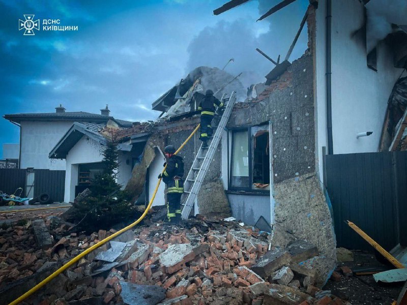 ДСНС показала фото пожежі в будинку внаслідок атаки на Київщині, де через загину...