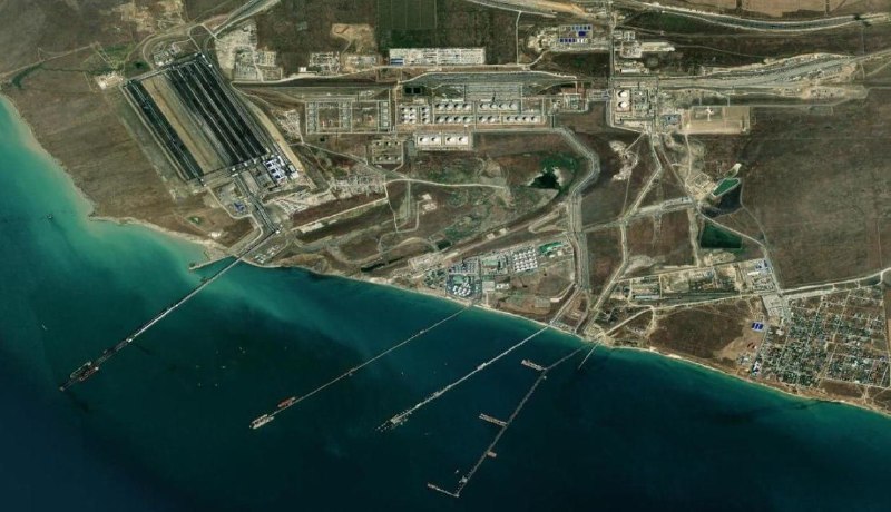 "Добрі" дрони добрались до порту в Тамані: палає нафтовий резервуар і термінали...