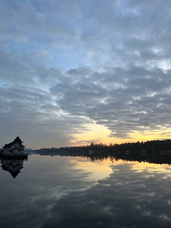 Завтра в столиці +8, але дощитиме Зимне тепло нас поки балує. Отже не зволікаємо...