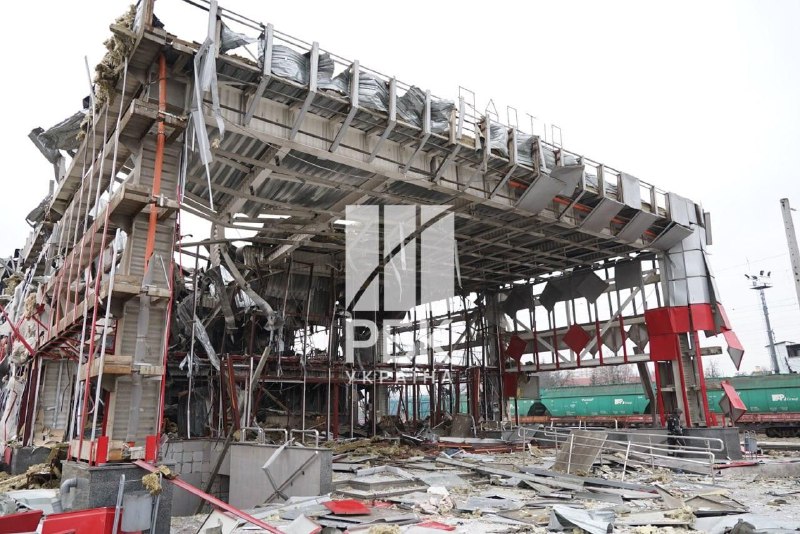 Залізничний вокзал у Фастові після нічних прильотів Ця станція є важливим заліз...