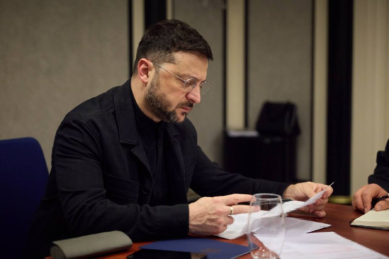 Зеленський показав підготовку до зустрічі з посланцями Трампа в Берліні"Багато ...