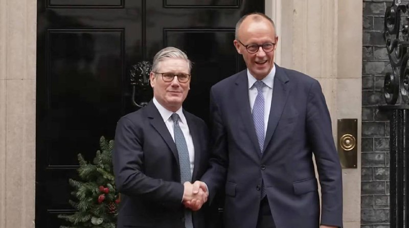 Зеленського з літака у Лондоні  зустрів посол України в Британії Валерій Залужн...