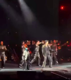 Китайський співак виступив на сцені з гуманоїдними роботамиНа відео танцюють поп...