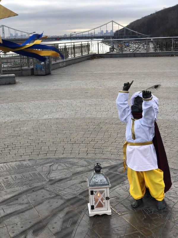 Київ зустрічає Різдво: скульптури малюків-засновників міста "одягли" у святкові ...