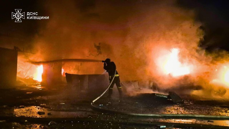 Київщина: протягом усієї ночі росіяни наносили удари по промислових та житлових ...