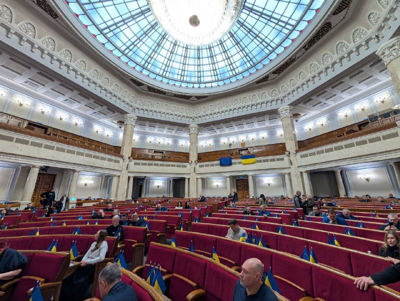 Коротко про кількість нардепів, які вийшли сьогодні на роботу...