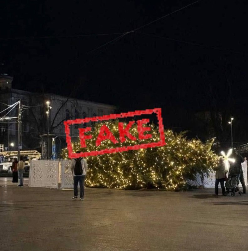 Львів, якийсь спеціаліст по ШІ "поклав" головну ялинку міста: новина фейкова, ял...