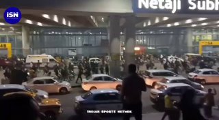 Мессі прилетів до Індії в межах GOAT Tour 2025 – тисячі фанатів оточили аеропорт...