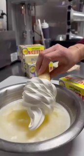 Морозиво, полите топленим вершковим маслом та посипане сіллю — новий десерт від ...