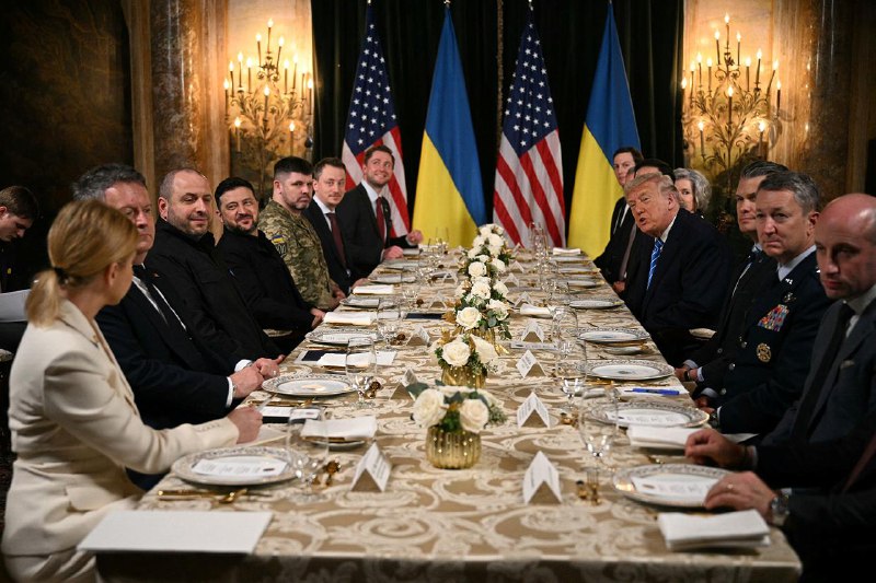 На початку переговорів Зеленський сказав Трампу, що вперше в Мар-а-Лаго, а прези...
