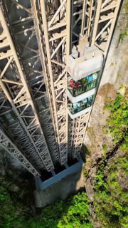 Найбожевільніший ліфт знаходиться в Китаї — він піднімає людей на вершину 326-м...