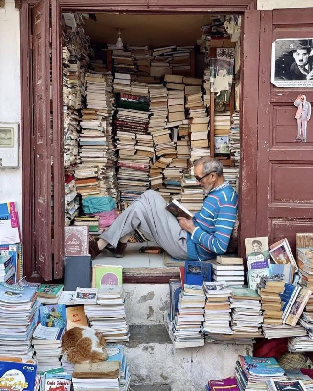 Найстарший книготорговець Рабата, 72-річний Мухаммед Азіз, читає по 6–8 годин на...