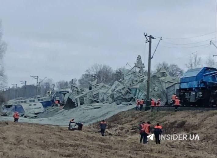 Наслідки удару шахеда по локомотиву поїзда "Харків-Ужгород"...