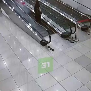 Обстановка на росії: охоронець супермаркету вирішив спустити по ескалатору цілу...